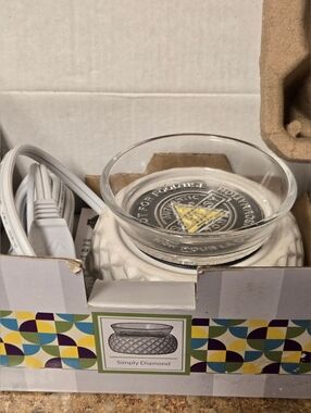 Scentsy Simply Diamond Warmer - Comes W/ 2 Packs Off Brand Wax Melts